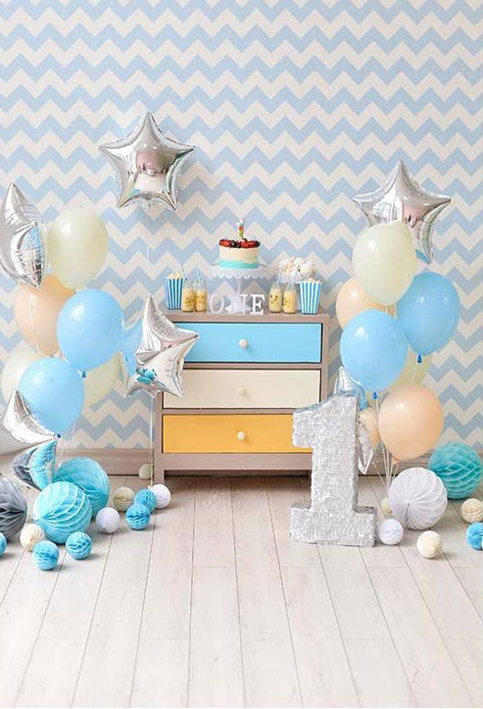 Toile de fond de mur à chevrons bleu avec étoile argentée et plancher en bois naturel pour l'anniversaire