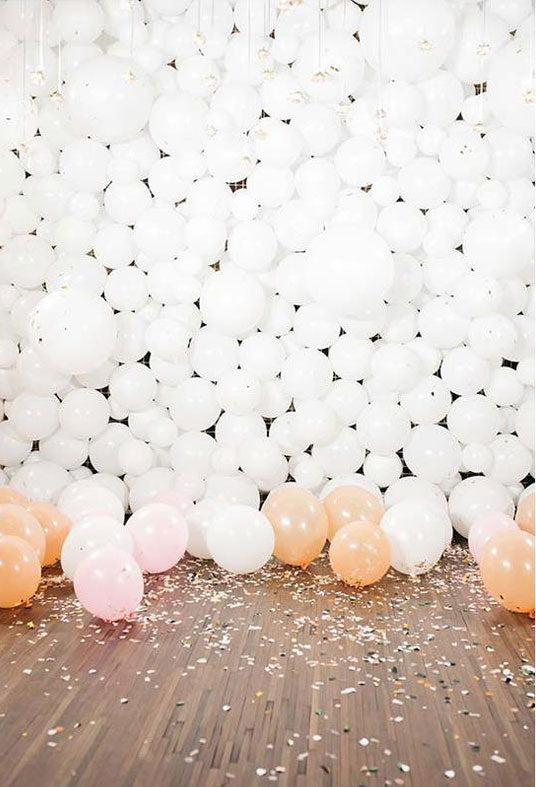 Toile de fond d'oeufs de Pâques jaunes blancs sur fond de photographie de plancher en bois
