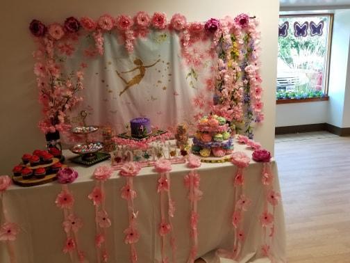 Toile de fond bébé fleurs roses d'anniversaire de danseur d'or pour le décor de fête