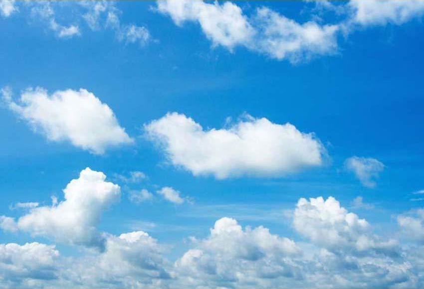 Toile de fond de ciel bleu et toile de nuages blancs pour la fête