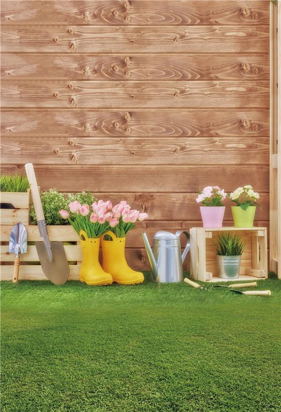 Toile de fond de pot de fleurs sur l'herbe verte de photographie de plancher en bois