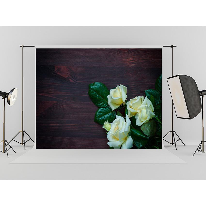 Toile de fond de fleurs blanches sur fond de mur en bois brun foncé pour la photographie de la fête des mères
