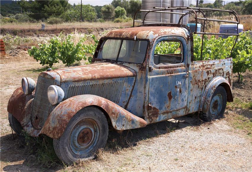 Toile de fond de photographie vintage de vieille voiture de rouille rustique d'automne