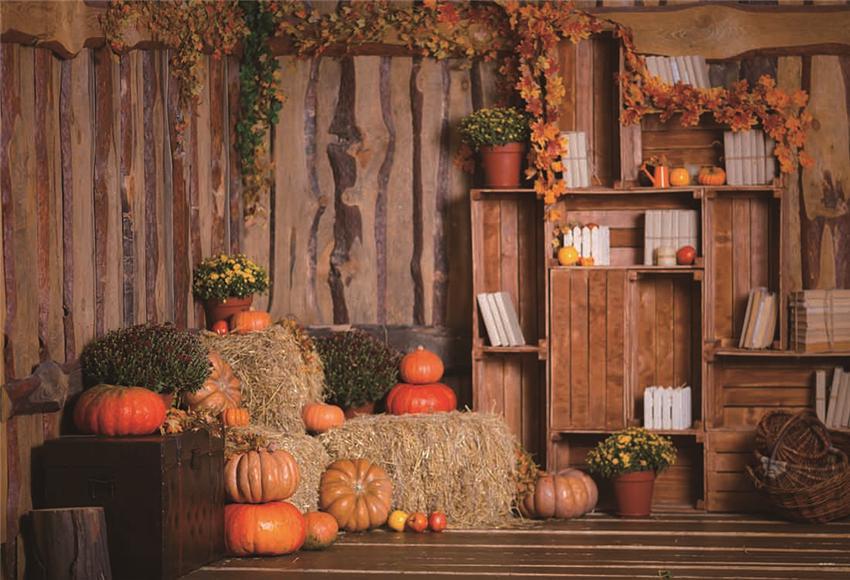 Toile de fond de feuilles d'automne de citrouille de grange en bois