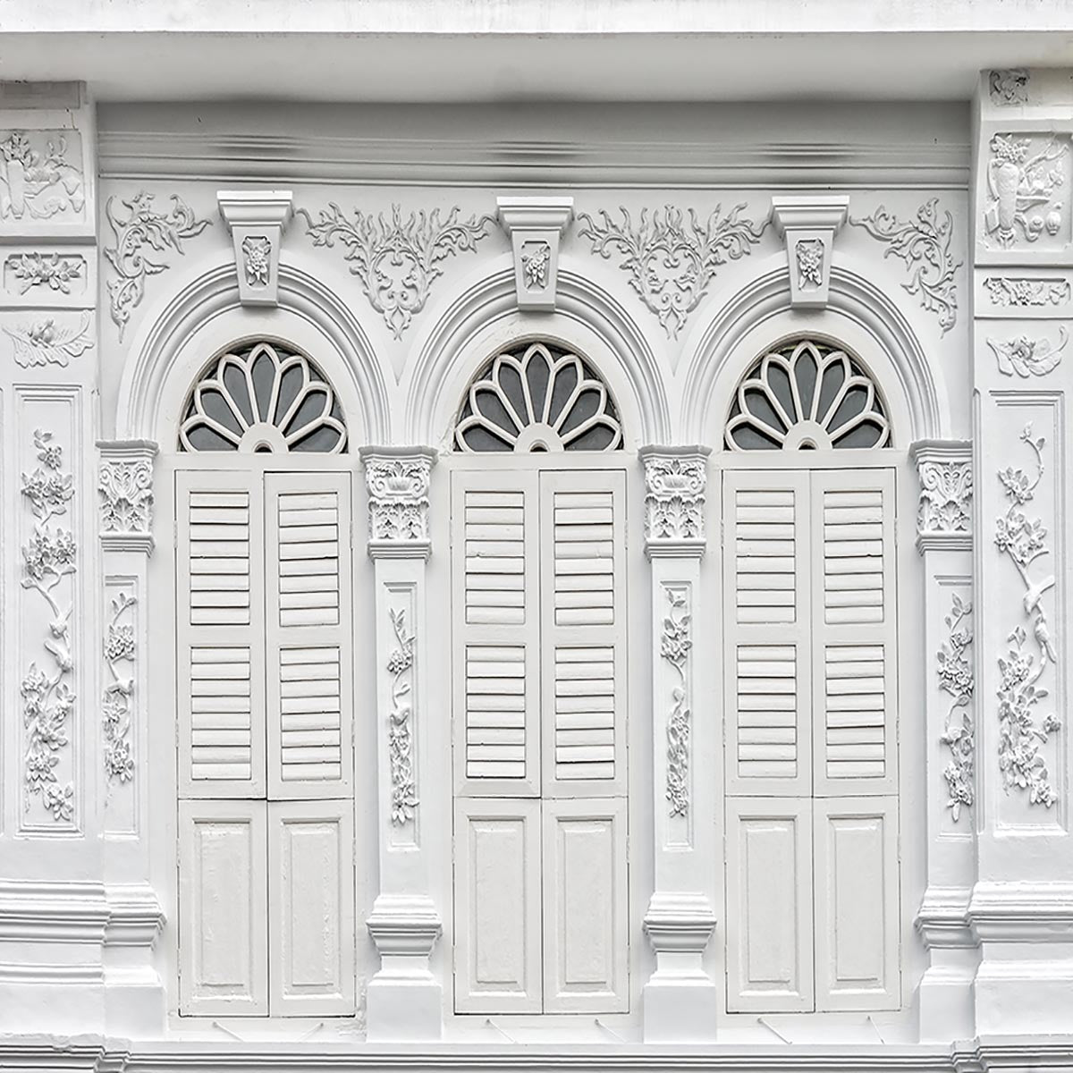 Toile de fond décors de mur d'art de porte blanche sculptée pour la mariage