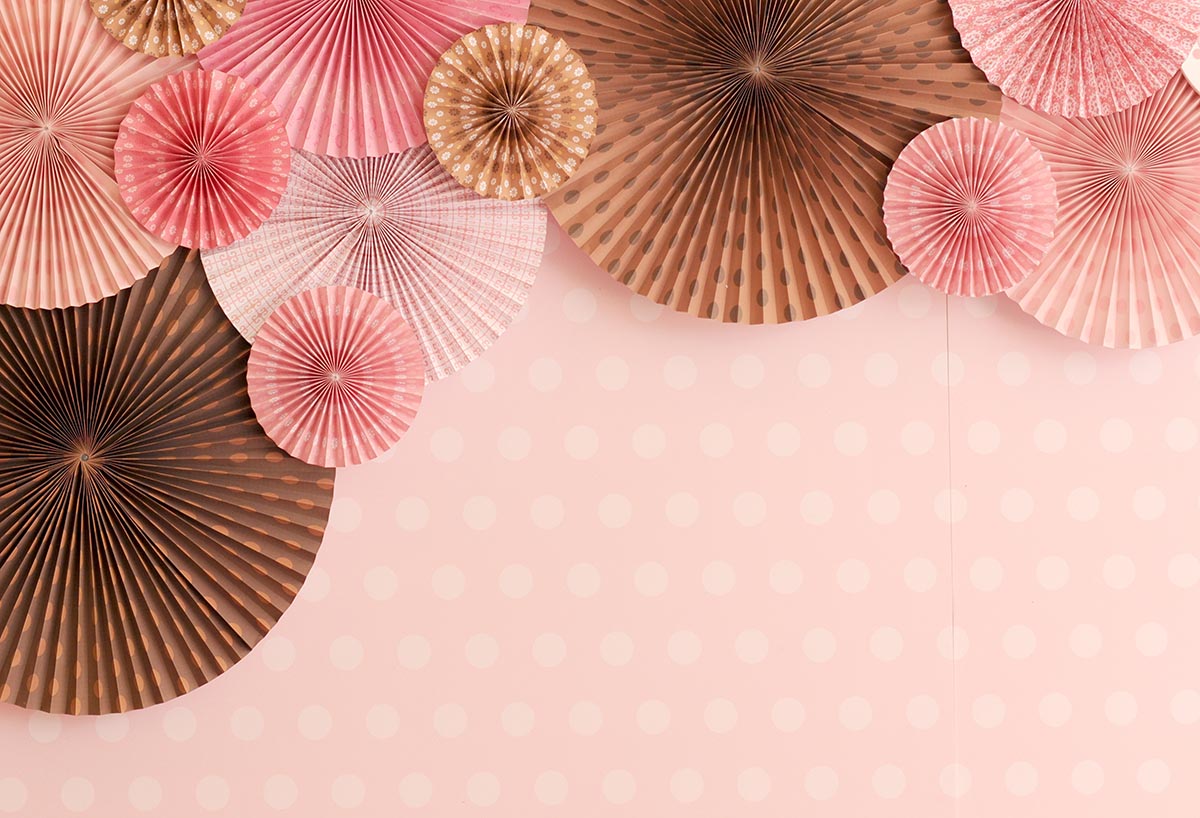 Toile de fond décors d'anniversaire de fleurs en papier à polka rose pour princesse