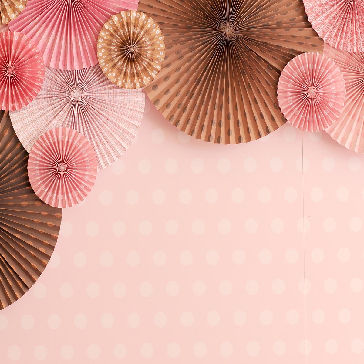 Toile de fond décors d'anniversaire de fleurs en papier à polka rose pour princesse
