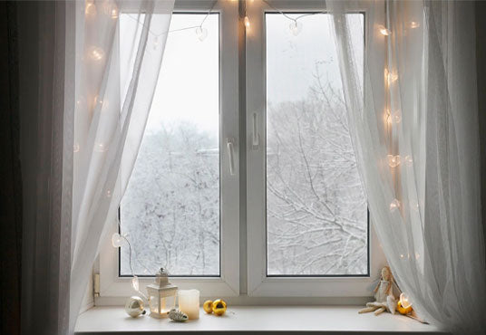 Toile de fond de Noël de fenêtre d'hiver de neige