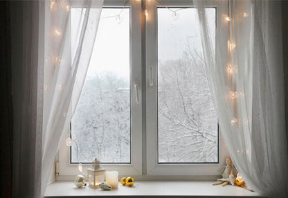 Toile de fond de Noël de fenêtre d'hiver de neige