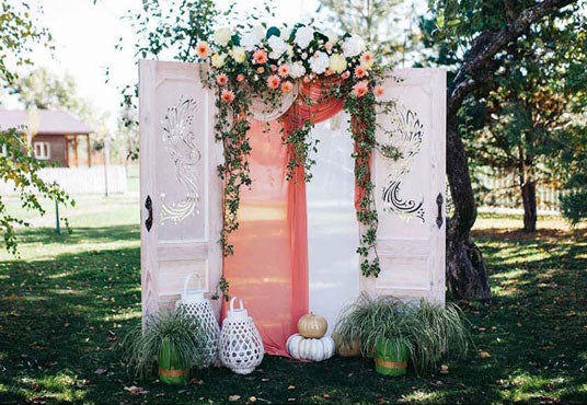 Toile de fond de porte blanche romantique de fleurs pour la photographie de cérémonie de mariage