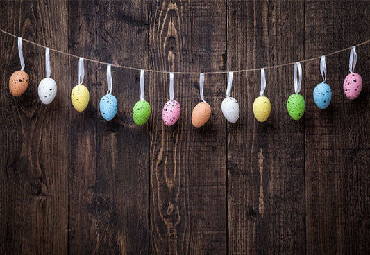 Toile de fond d'oeufs colorés de mur en bois brun pour Pâques
