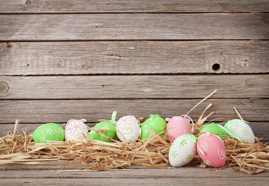 Toile de fond d'oeufs colorés en paille de Pâques en bois gris foncé pour la fête