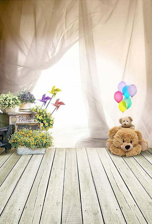 Toile de fond de mur blanc en bois avec drapeaux de fête de bébé de fleurs