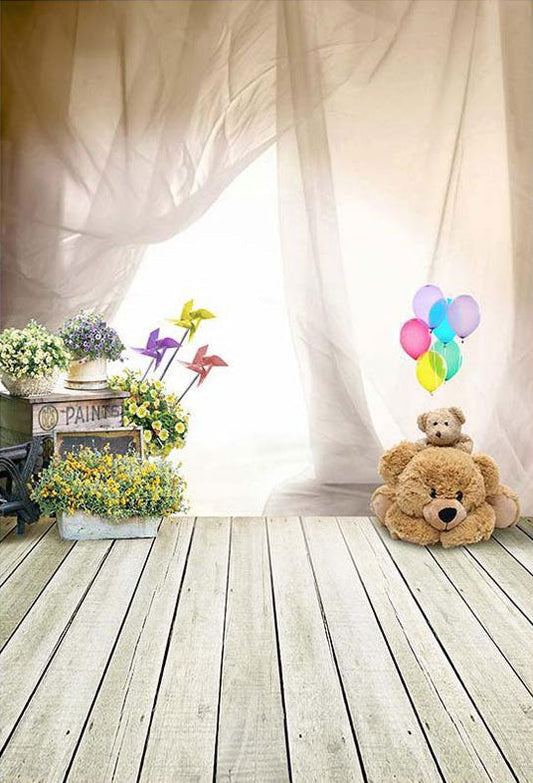 Toile de fond de mur blanc en bois avec drapeaux de fête de bébé de fleurs