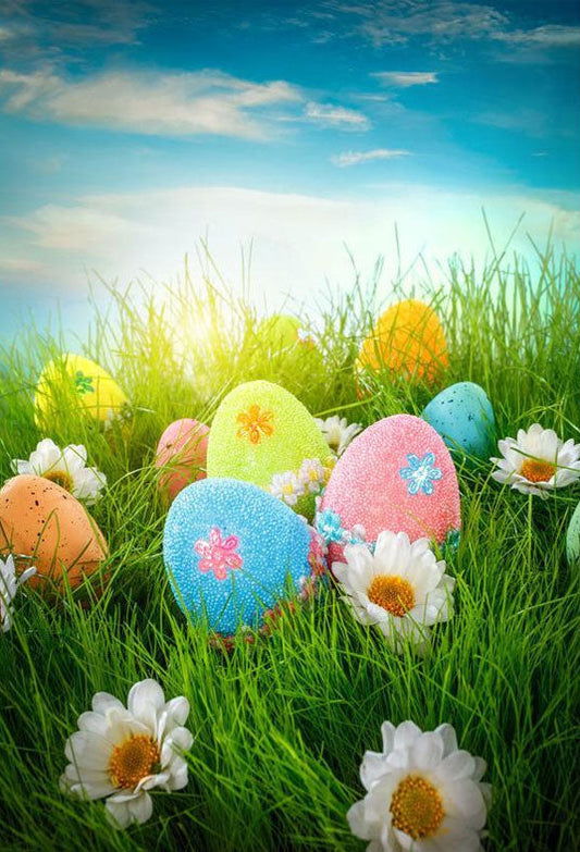Toile de fond d'oeufs de Pâques colorés parmi les fleurs pour la photographie de vacances