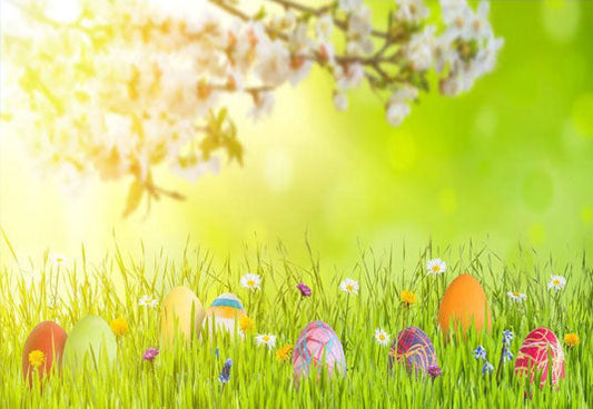 Toile de fond d'oeufs de Pâques colorés sur fond d'herbe verte pour la photographie