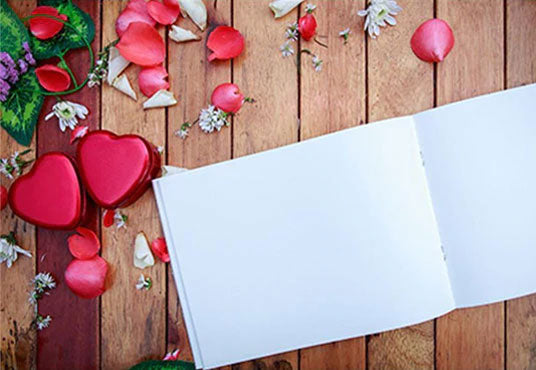 Toile de fond de plancher en bois de décoration de fleurs rouges en papier blanc pour la photographie de la fête des mères