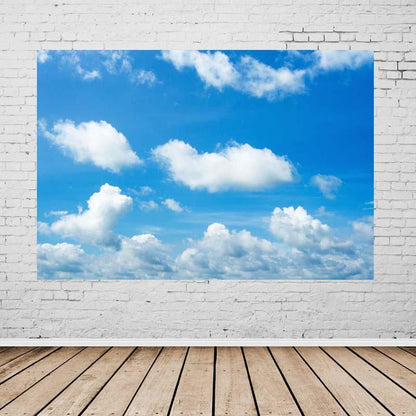 Toile de fond de ciel bleu et toile de nuages blancs pour la fête