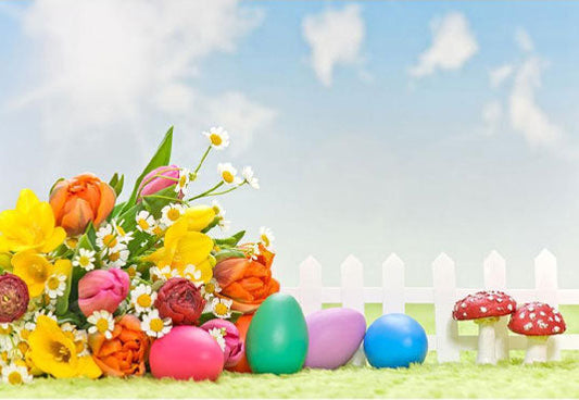 Toile de fond d'oeufs de Pâques colorés avec fond de fleurs jaunes de photographie d'herbe verte