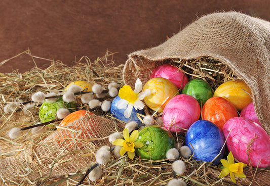 Toile de fond d'oeufs colorés en paille de Pâques marron
