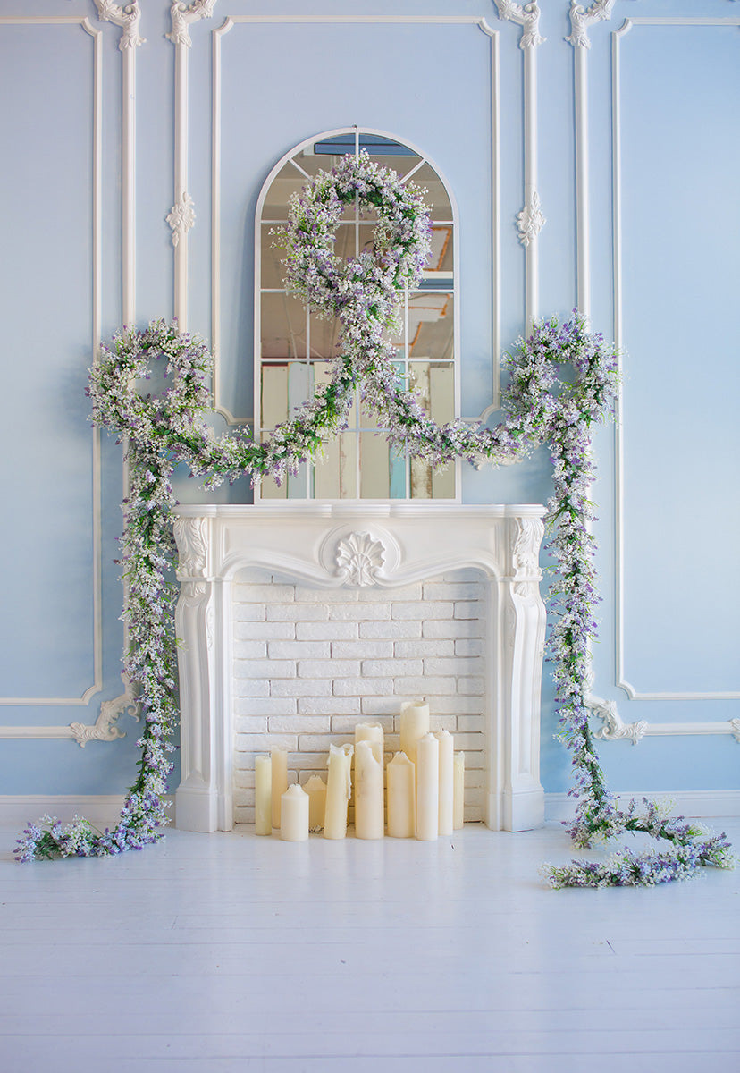 Toile de fond de fleurs de lavande de cheminée blanche de mur bleu pour la session