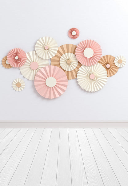 Toile de fond de fleurs de papier rose de plancher de bois de mur blanc pour l'anniversaire