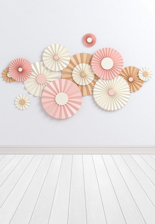 Toile de fond de fleurs de papier rose de plancher de bois de mur blanc pour l'anniversaire