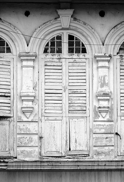 Toile de fond vielle de photographie de fenêtres blanches anciennes SBH0377